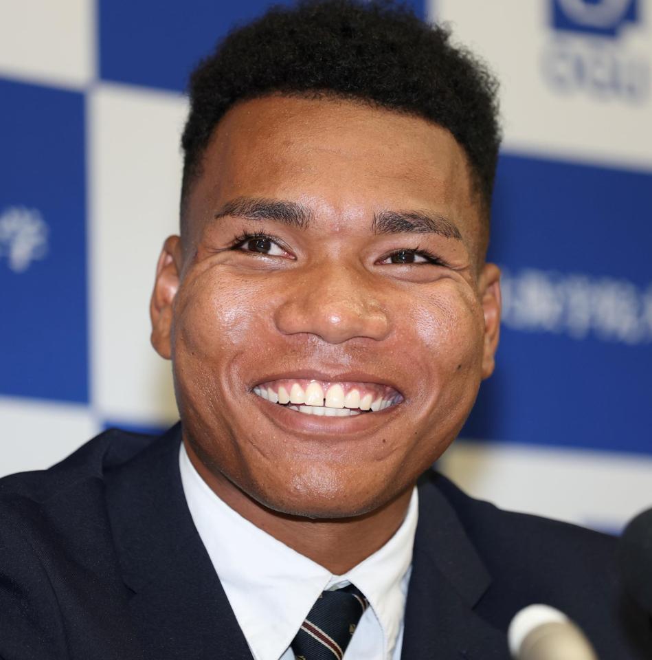 　日本ハムから２位指名を受け、笑顔で会見をする大院大のエドポロ・ケイン（撮影・中田匡峻）