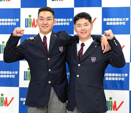 　共に指名された佐藤（右）と肩を組む石垣