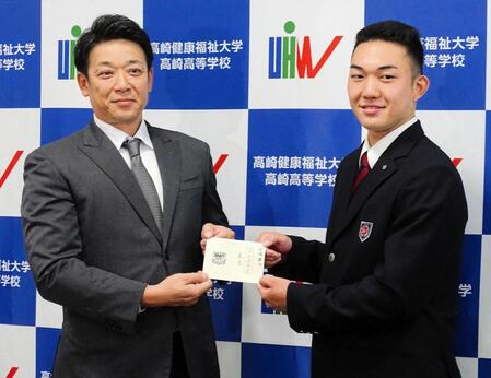 　サブロー監督（左）が１位指名した健大高崎・石垣に指名挨拶。当たりくじをプレゼントする