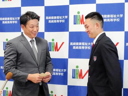 　サブロー監督（左）が１位指名した健大高崎・石垣に指名挨拶