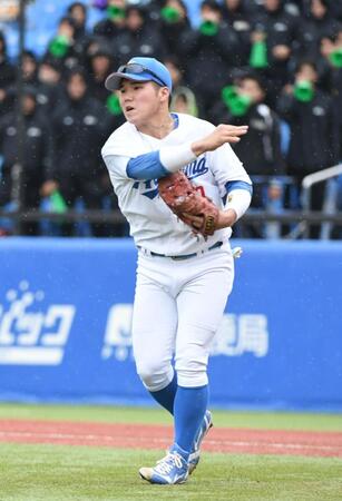 　５回、亜大・前嶋の一塁前のバントで二走を三塁でタッチアウトにする青学大・小田康一郎（撮影・佐藤厚）