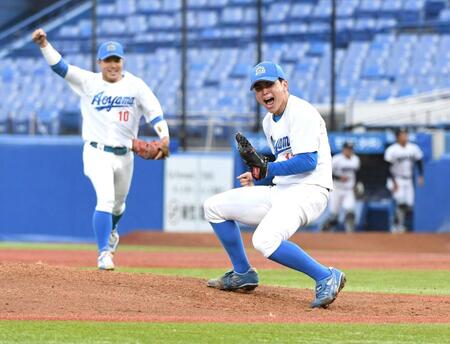　１２奪三振完封勝利で優勝を決め、雄叫びを上げる青学大・中西聖輝（右）＝撮影・佐藤厚