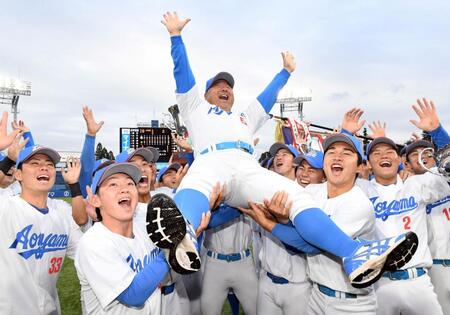 　ナインの手で宙に舞う青学大・安藤寧則監督（撮影・佐藤厚）