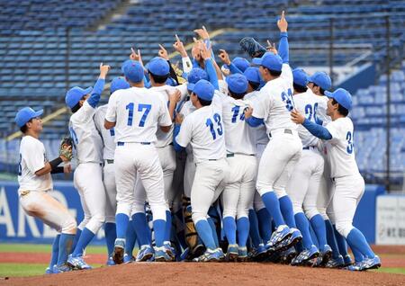 　６季連続優勝を決め歓喜する青学大の選手（撮影・佐藤厚）