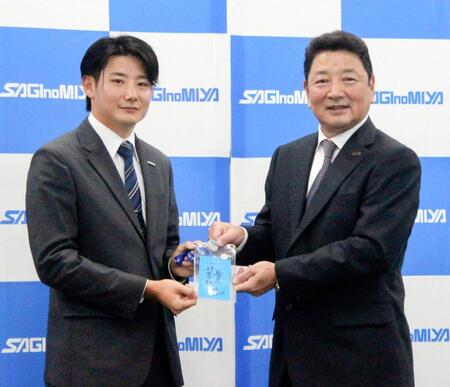 　吉村編成本部長（右）から指名あいさつを受ける鷺宮製作所・竹丸和幸