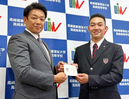 　サブロー監督（左）からあいさつを受ける群馬・健大高崎・石垣元気