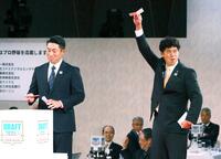 　佐々木麟太郎の交渉権を獲得した城島ＣＢＯ。左は相川監督（撮影・堀内翔）