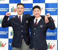 　共に指名された佐藤（右）と肩を組む石垣