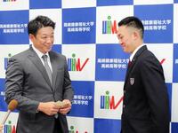 　サブロー監督（左）が１位指名した健大高崎・石垣に指名挨拶