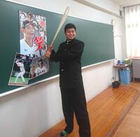 　巨人・坂本勇人のポスターとともにポーズをとる育成ドラフトで指名された唐津商・坂本勇人＝２０年１１月