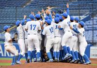 　６季連続優勝を決め歓喜する青学大の選手（撮影・佐藤厚）