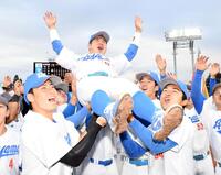 　ナインから胴上げされる青学大・小田康一郎（撮影・佐藤厚）