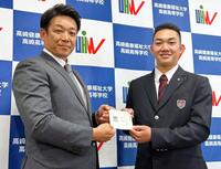 　サブロー監督（左）からあいさつを受ける群馬・健大高崎・石垣元気