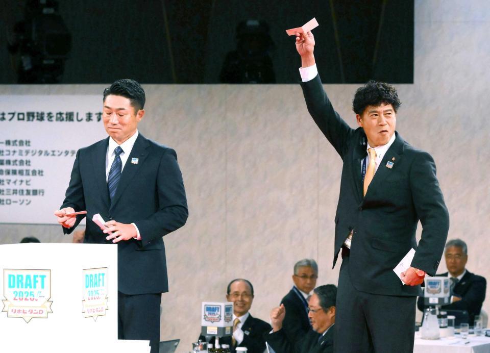 　佐々木麟太郎の交渉権を獲得した城島ＣＢＯ。左は相川監督（撮影・堀内翔）