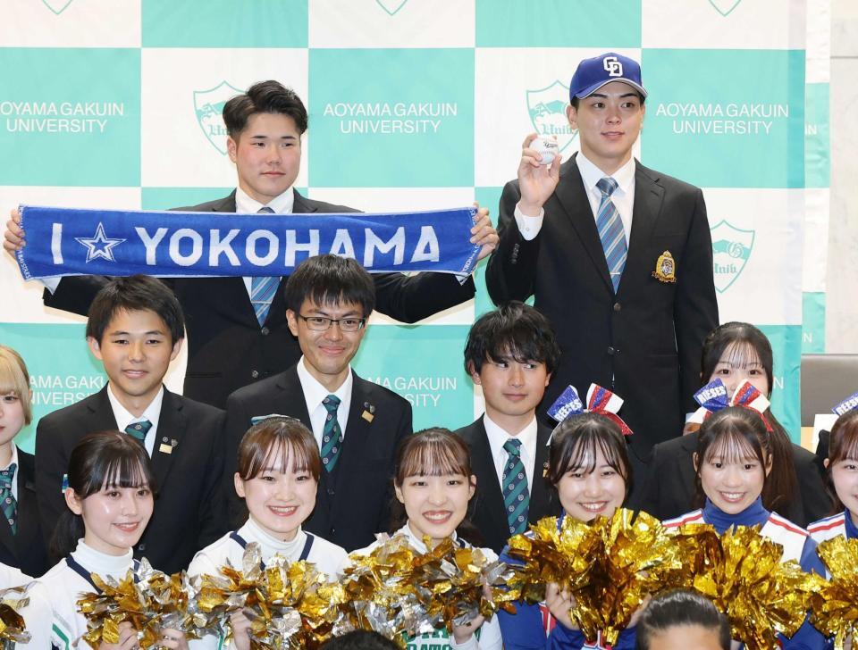 　中日１位指名の青学大・中西（右）とＤｅＮＡ１位指名の小田
