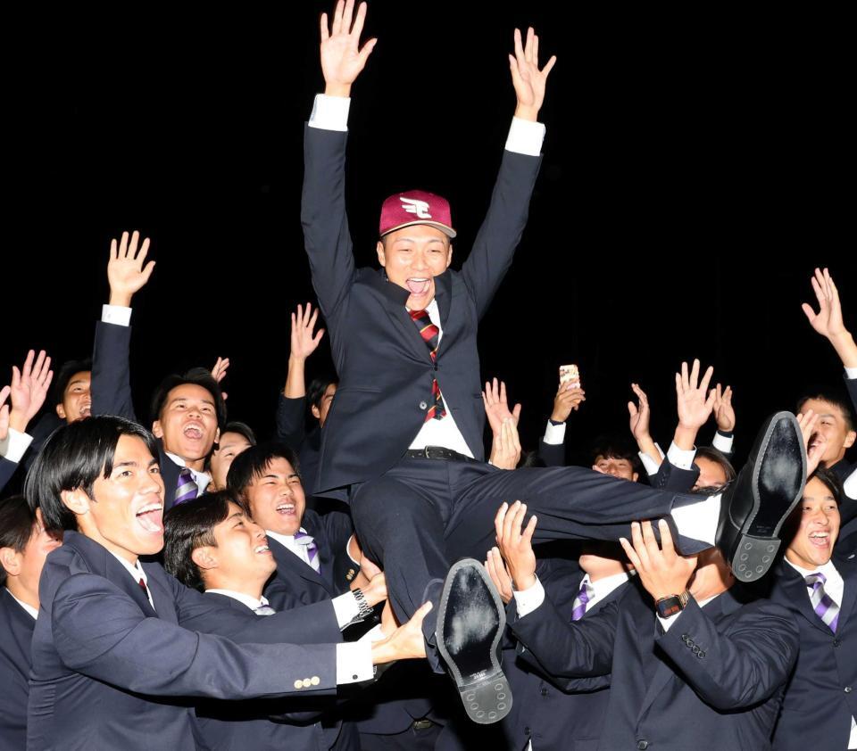 　楽天から１位指名され、チームメートに胴上げされる花園大・藤原　