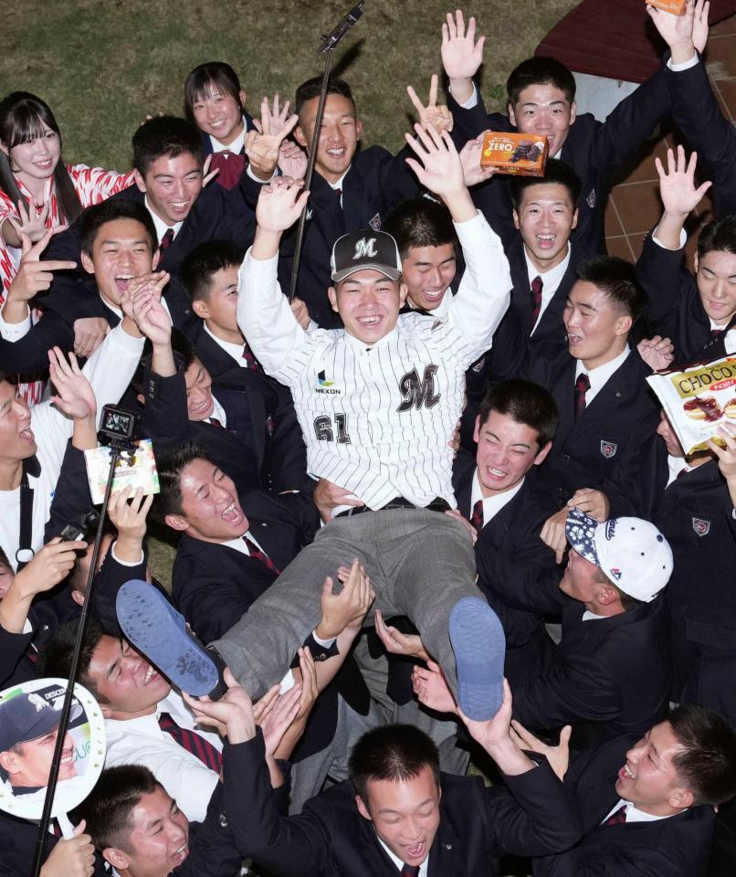 　ロッテに１位指名され、チームメートから祝福される健大高崎・石垣