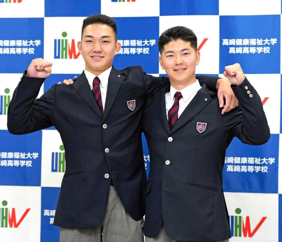 　共に指名された佐藤（右）と肩を組む石垣