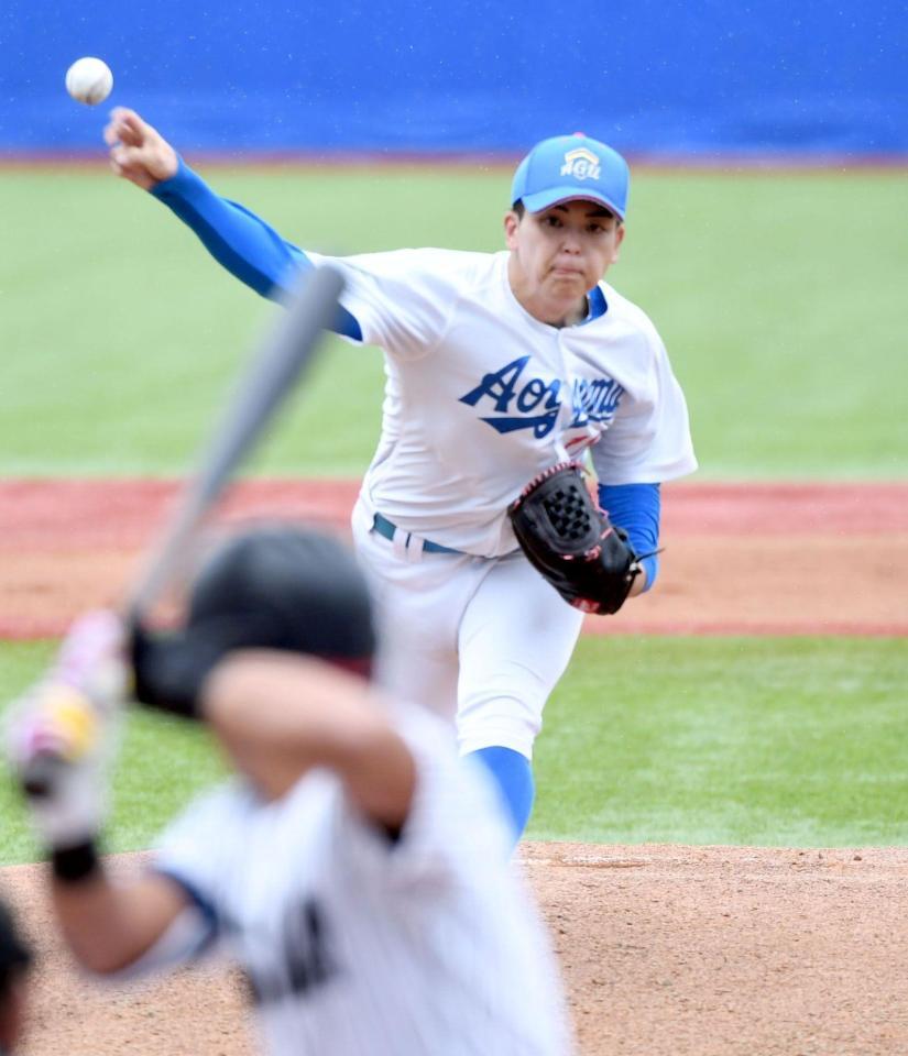 　亜大打線に立ち向かう青学大・中西聖輝（撮影・佐藤厚）