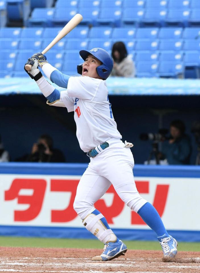 　３回、青学大・小田康一郎は左飛に終わる（撮影・佐藤厚）