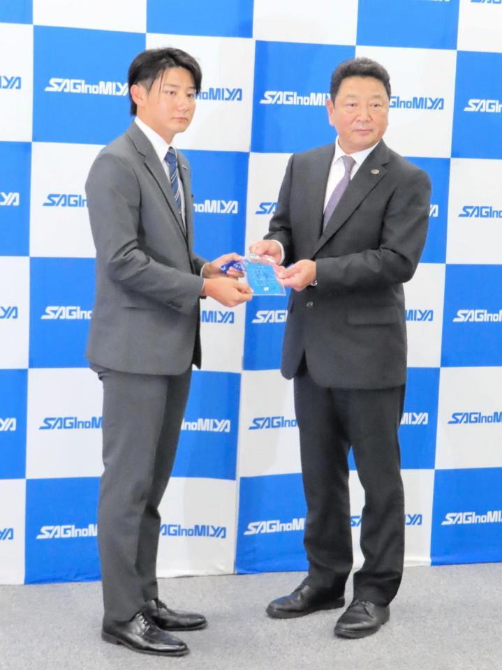 　吉村編成本部長（右）から阿部監督のサインが入ったドラフト会場のＩＤを贈られた巨人ドラフト１位指名の鷺宮製作所・竹丸