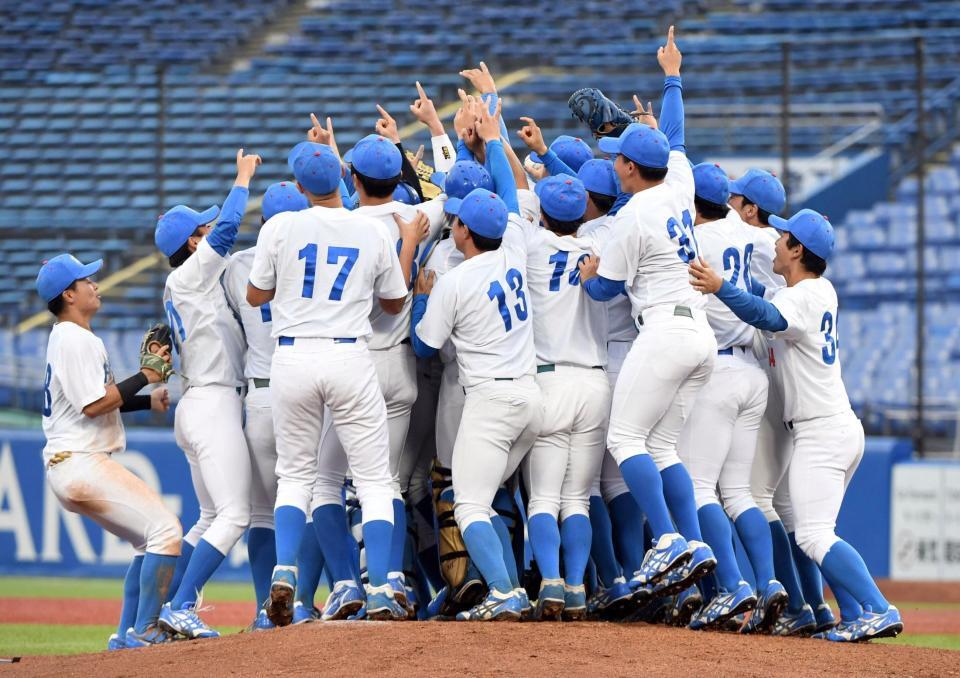 　６季連続優勝を決め歓喜する青学大の選手（撮影・佐藤厚）