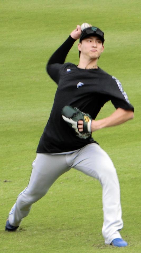 　キャッチボールをする達