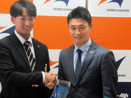 　青木ＧＭ特別補佐（右）らから指名あいさつを受けたドラフト１位・松下。ドラフト会議当日のＩＤカードには池山監督の「一生懸命」のメッセージが入っていた