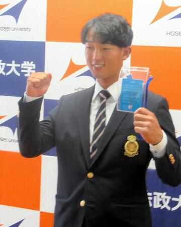 　指名あいさつを受けたドラフト１位・松下。ドラフト会議当日のＩＤカードには池山監督の「一生懸命」のメッセージが入っていた