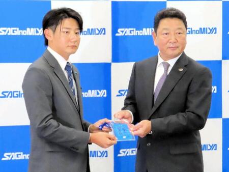 　吉村編成本部長（右）から阿部監督のサインが入ったドラフト会場のＩＤを贈られた巨人ドラフト１位指名の鷺宮製作所・竹丸