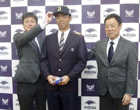 　オリックスからドラフト１位指名を受け、福良ゼネラルマネジャー（右）らと記念写真に納まる延岡学園・藤川敦也（中央）