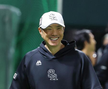 　笑顔で練習を見つめる小久保監督