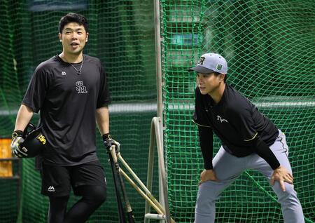 　近藤と話をする木浪（撮影・田中太一）