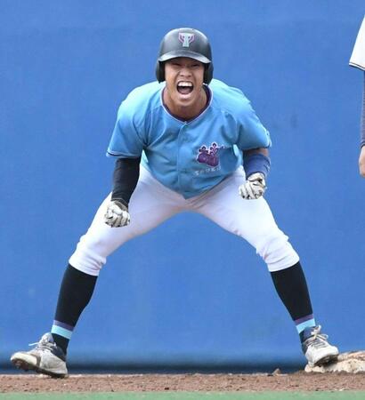 　１０回、筑波大・岡城快生は左前に同点適時打を放ち、雄叫びを上げる（撮影・佐藤厚）