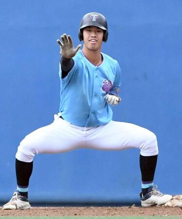 　１０回、筑波大・岡城快生は左前に同点適時打を放ち、パフォーマンスを見せる（撮影・佐藤厚）