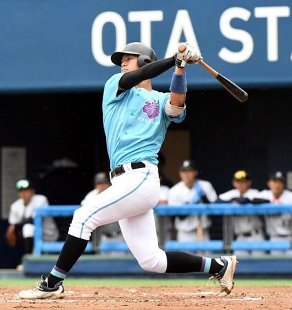 　８回、筑波大・岡城快生は空振り三振に倒れる。４打席連続三振（撮影・佐藤厚）