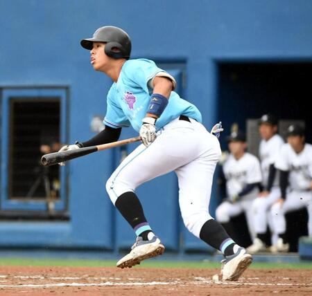 　１０回、筑波大・岡城快生は左前に同点適時打を放つ（撮影・佐藤厚）