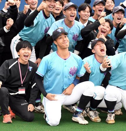 　逆転サヨナラ勝ちで優勝を決め、変顔を作る筑波大・岡城快生（中央）＝撮影・佐藤厚