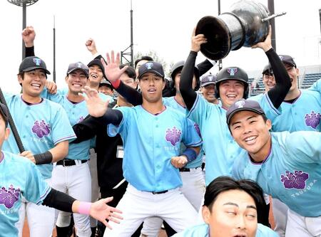 　逆転サヨナラ勝ちで優勝を決め、ポーズを決める筑波大・岡城快生（中央）＝撮影・佐藤厚