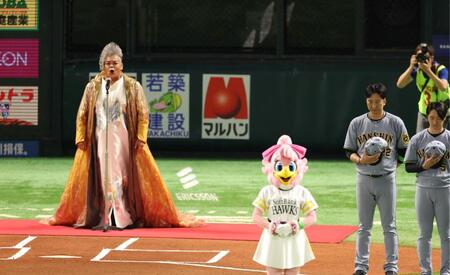 　国歌独唱を務める岡本知高（撮影・金田祐二）