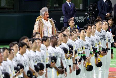 　国歌を独唱する岡本知高（撮影・山口登）