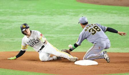 　１回、二盗を決める周東（撮影・金田祐二）