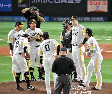 　６回、マウンドに集まる有原（右から２人目）らソフトバンクナイン