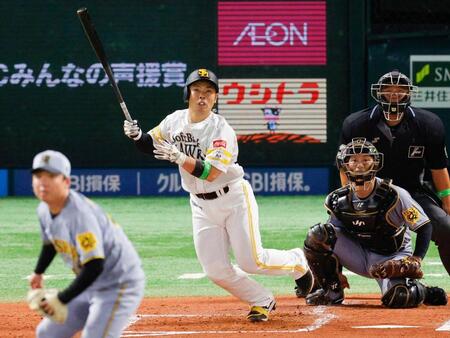 　１回、近藤が中前に先制打を放つ