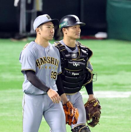 　石井（左）と勝利を喜ぶ坂本（撮影・山口登）