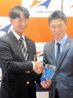 　青木ＧＭ特別補佐（右）らから指名あいさつを受けたドラフト１位・松下。ドラフト会議当日のＩＤカードには池山監督の「一生懸命」のメッセージが入っていた