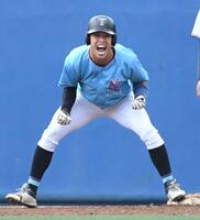 　１０回、筑波大・岡城快生は左前に同点適時打を放ち、雄叫びを上げる（撮影・佐藤厚）