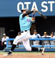 　８回、筑波大・岡城快生は空振り三振に倒れる。４打席連続三振（撮影・佐藤厚）