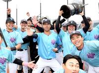　逆転サヨナラ勝ちで優勝を決め、ポーズを決める筑波大・岡城快生（中央）＝撮影・佐藤厚