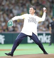 　始球式を行う工藤公康氏（撮影・西岡正）